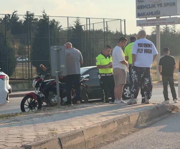 Otomobil ile motosiklet çarpıştı: 1 yaralı