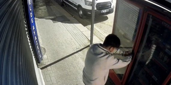 Eskişehir’de 2 çocuk kilitli meşrubat dolabını böyle zorladı