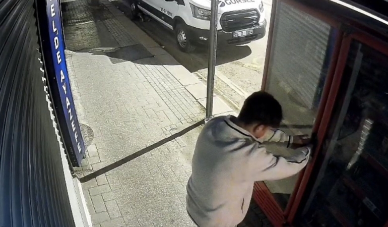 Eskişehir’de 2 çocuk kilitli meşrubat dolabını açmaya çalıştı
