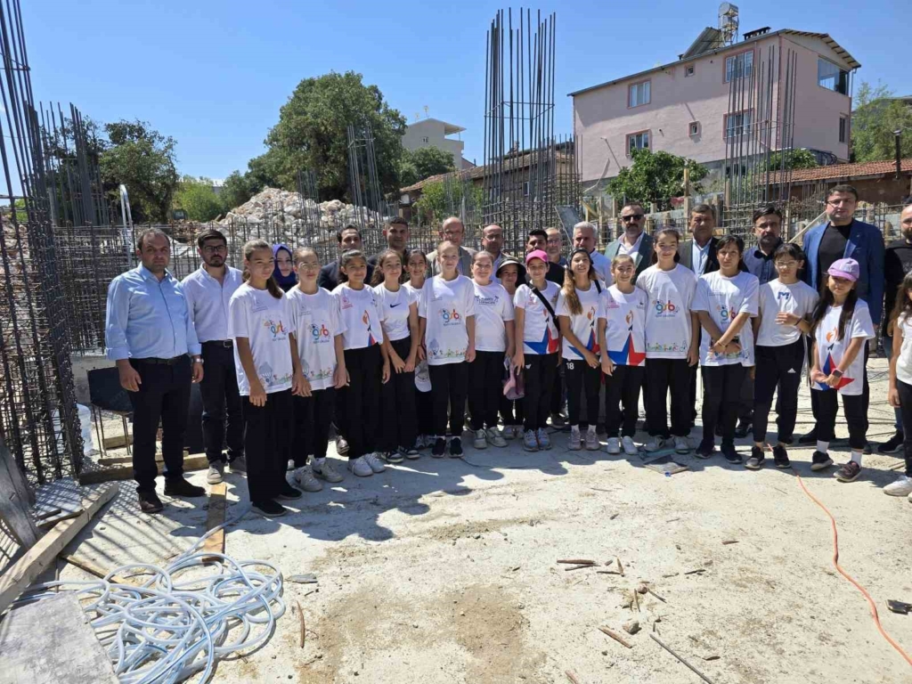 Orhaneli’de yarı olimpik yüzme havuzu temeli atıldı
