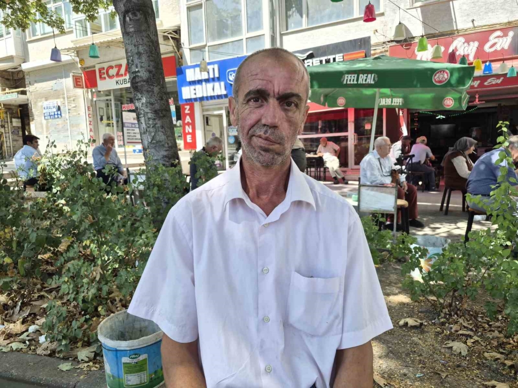 Seyyar ayakkabı boyacısının astığı yazı çevrede dikkat çekiyor