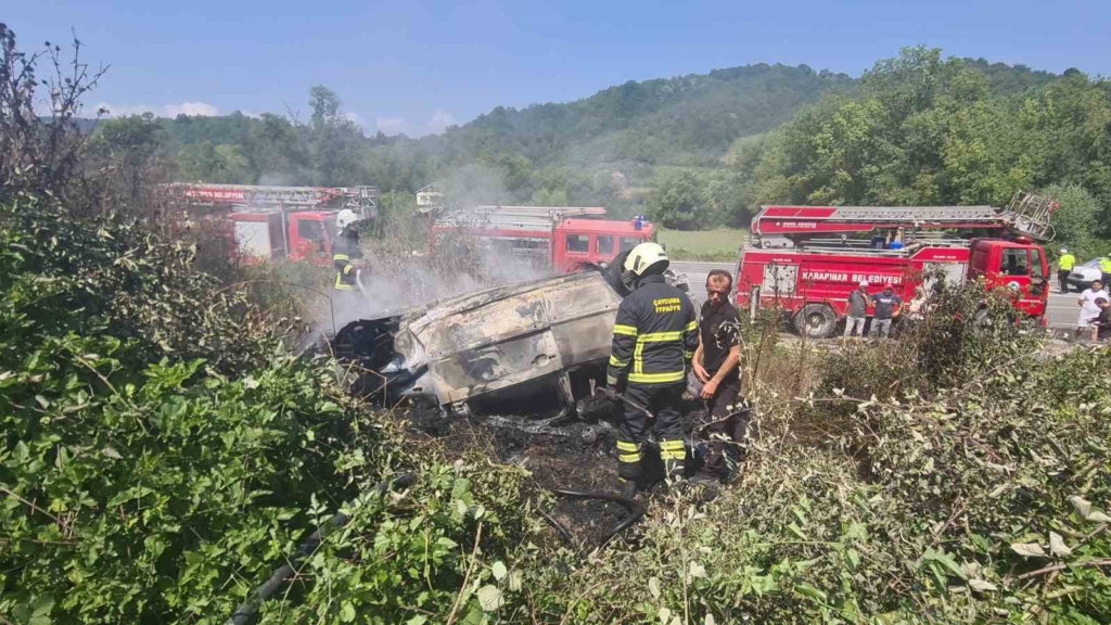 Otomobil durağa çarpıp takla attı: Yangın çıkan otomobilin sürücüsünü jandarma alevlerin arasından kurtardı