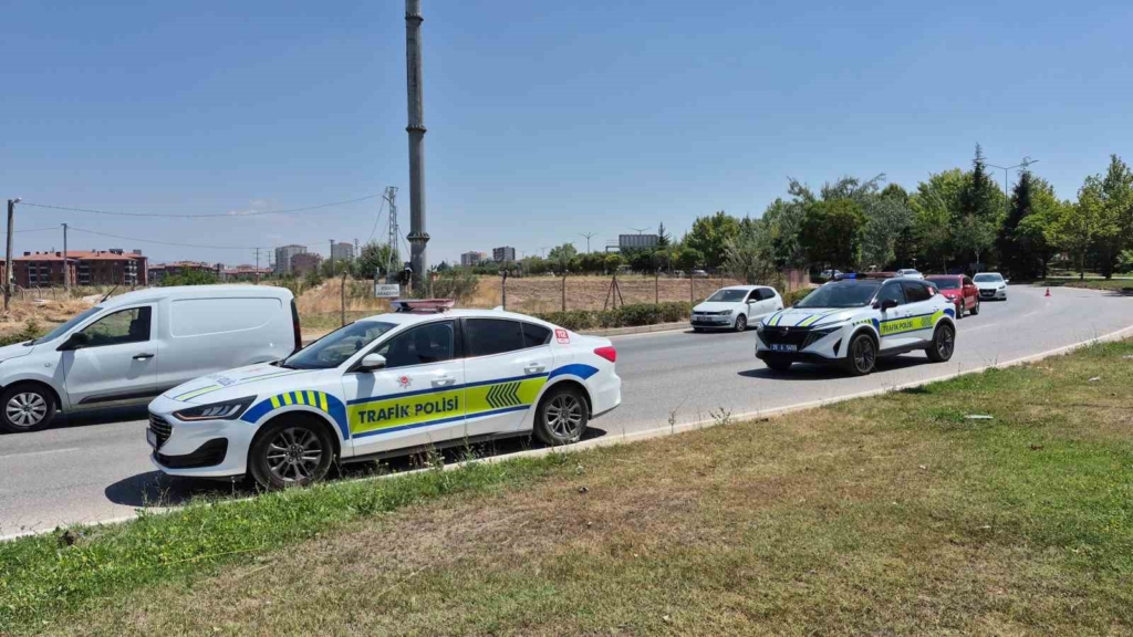 Kaza yerindeki polis aracına otomobil çarptı: 1’i polis 1’i bekçi toplam 6 yaralı