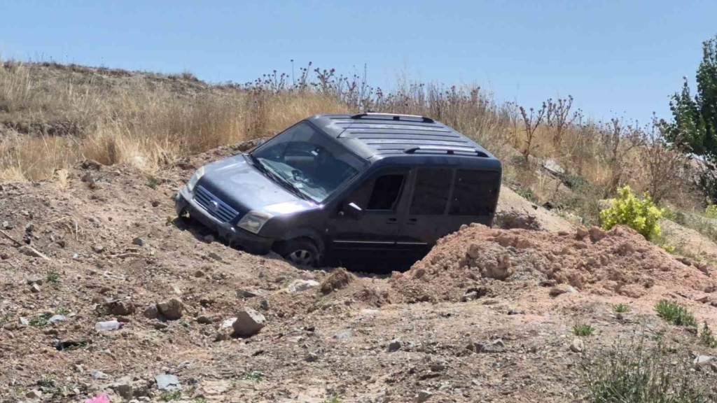 Eskişehir’de hafif ticari araç toprak alana savruldu: 2 yaralı