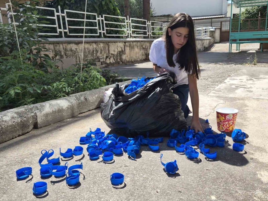 Depremzedelere yardım etmek için 1 ton mavi kapak topladı