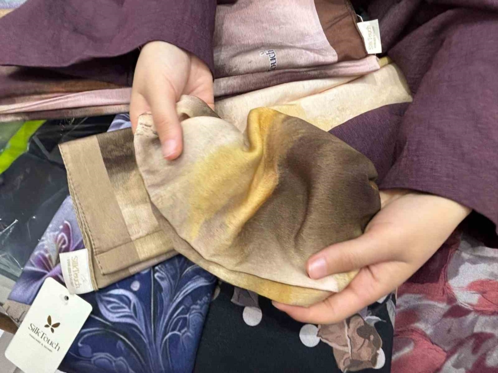 Yaz sıcaklarında şal ve eşarp seçiminde ince kumaşlar ve açık tonlar revaçta