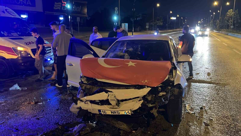 Bursa’da ters yöne giren otomobil kazaya karıştı: 7 yaralı