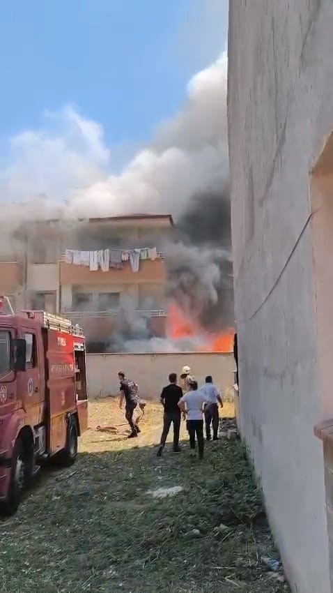 Depoda çıkan yangın apartmanı yakıyordu