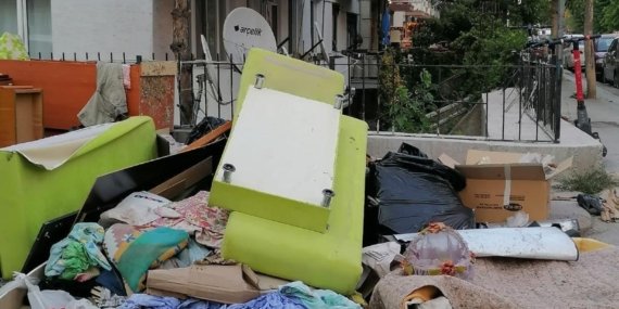 Yol kenarına bırakılan mobilyalar ve atıkların önüne geçilemiyor
