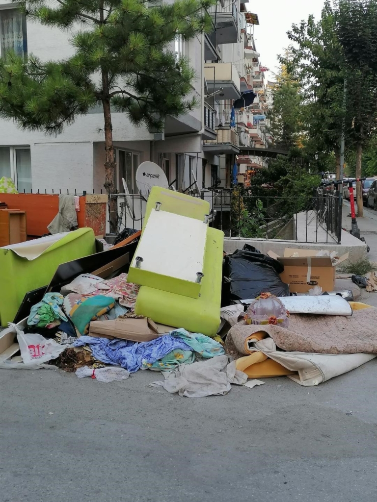 Yol kenarına bırakılan mobilyalar ve atıkların önüne geçilemiyor