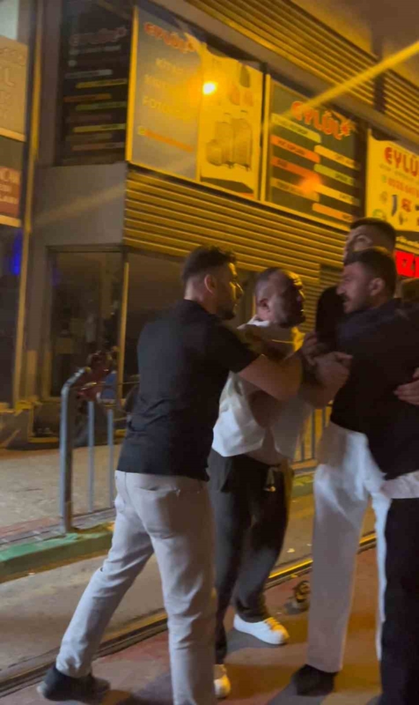 Gece kulübünden çıkıp kavgaya böyle tutuştular… Ayakta zor durdular