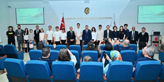 Vali Yılmaz, YKS ve LGS’de tam puan alan öğrencilerle bir araya geldi