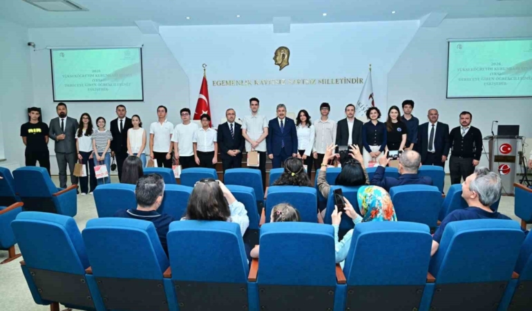Vali Yılmaz, YKS ve LGS’de başarılı öğrencileri kabul etti