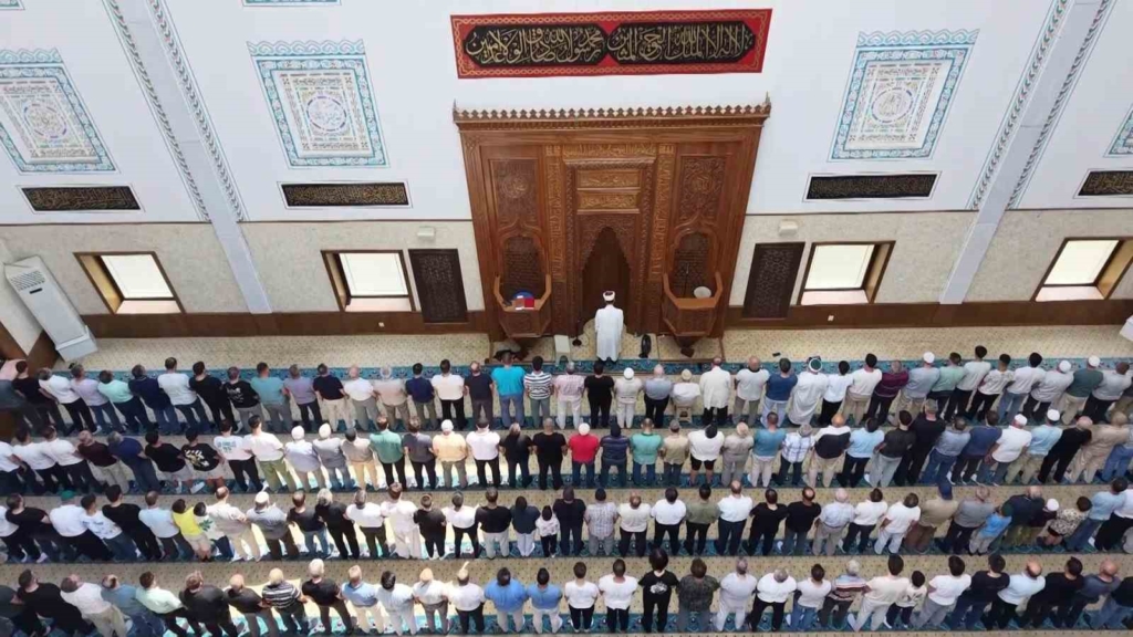 Bursa’daki ’Sunrooflu Cami’ mimarisiyle dikkat çekiyor