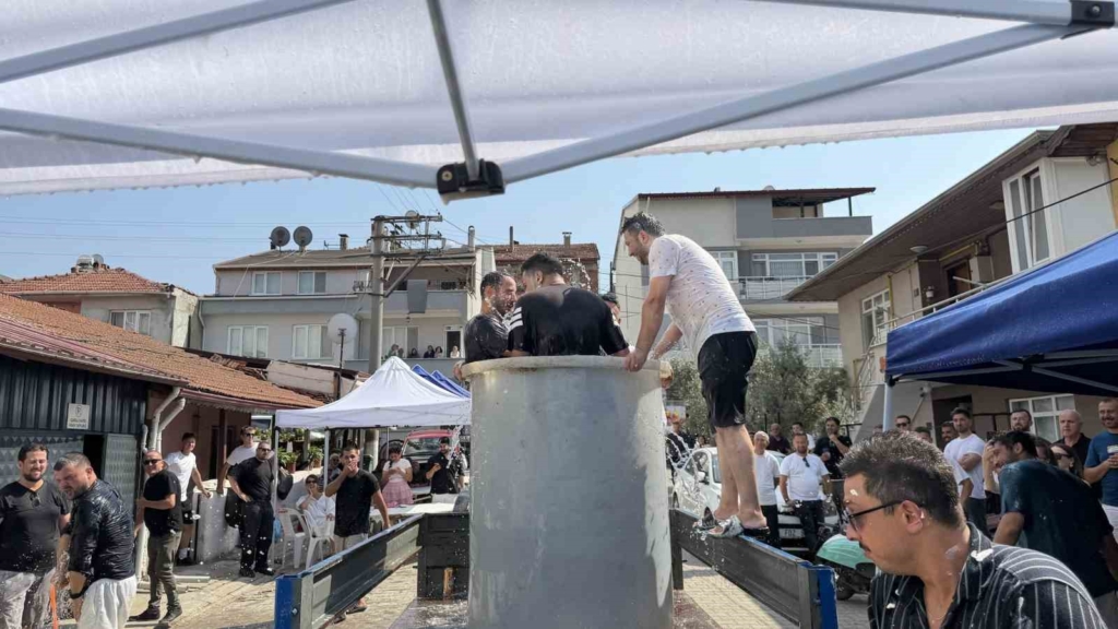 Böyle gelenek görülmedi.. Damat su tankına atıldı