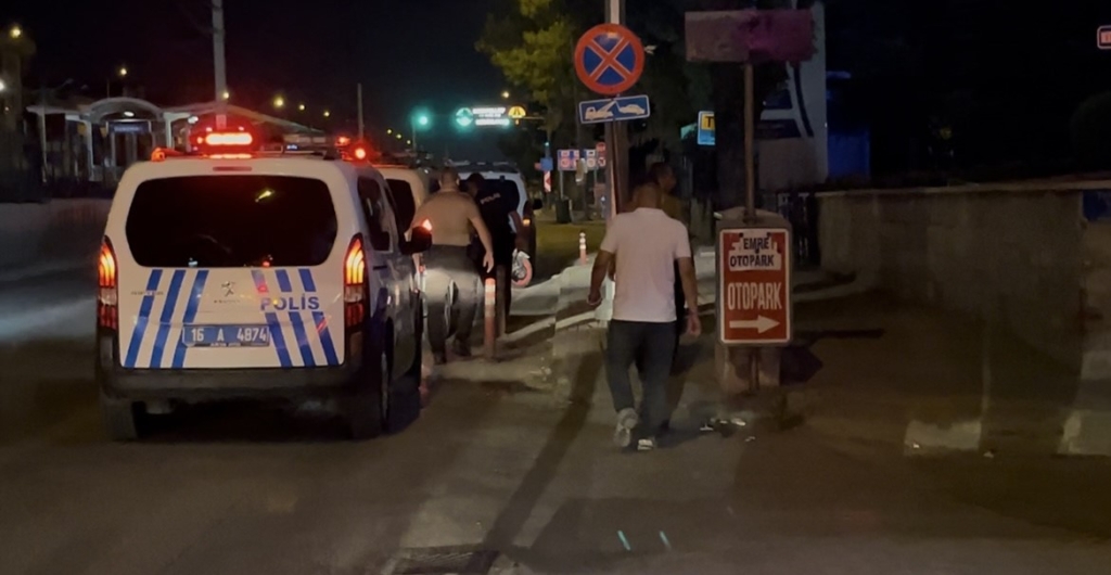 Bursa’da alkollü şahsın "Futbolcu" performansı: Kimse dokunmadı, kendini yere bıraktı