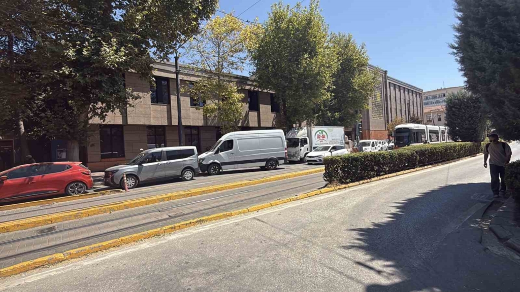 Hatalı park, cadde trafiğini kilitledi