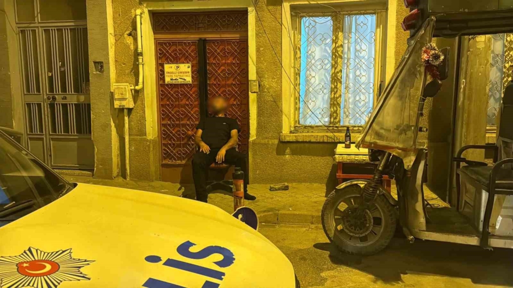 Sokakta sandalye üzerinde sızan şahıs polisi harekete geçirdi