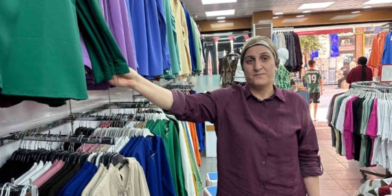 Sıcak havalarda koyu renk tercih eden vatandaşlara esnaftan uyarı