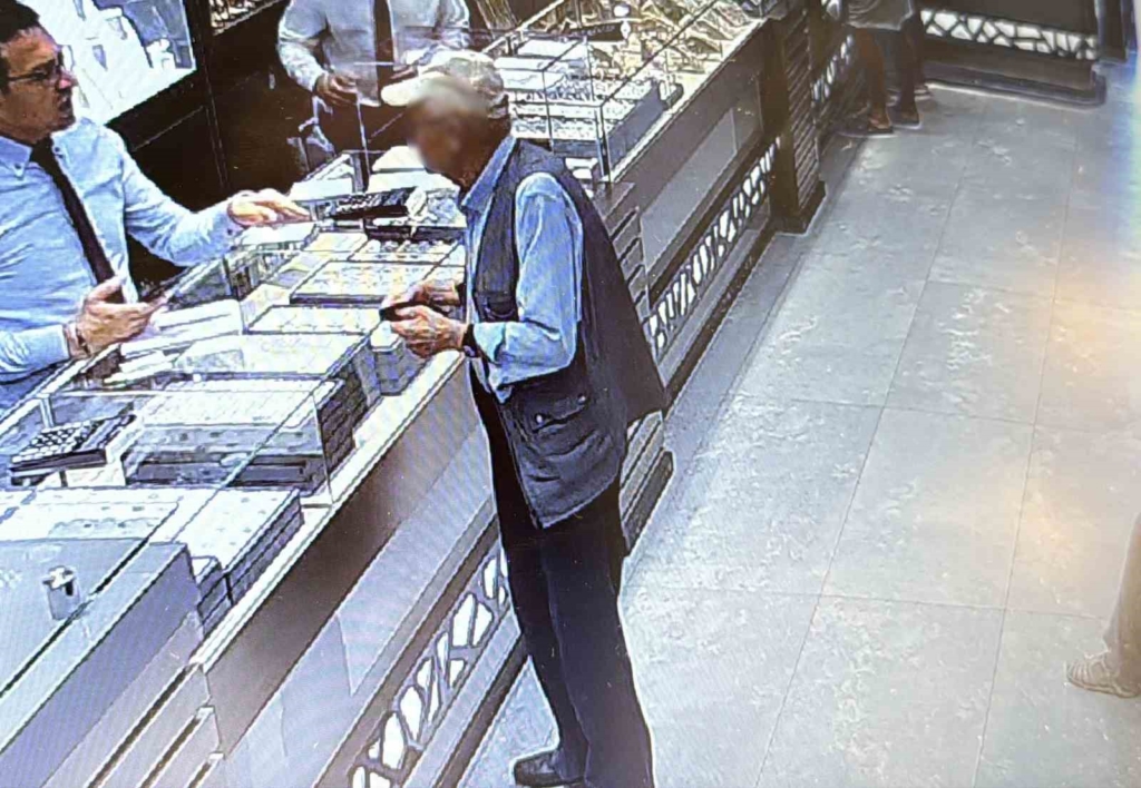 Umre parasını kuyumcunun dikkati sayesinde kurtardı
