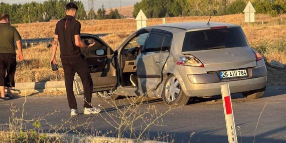 Eskişehir’de iki araç kavşakta çarpıştı: 3 yaralı