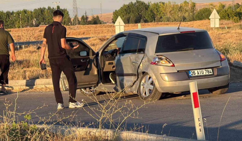 Eskişehir’de kavşakta çarpışan iki araçta 3 kişi yaralandı