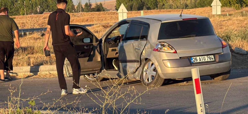 Eskişehir’de iki araç kavşakta çarpıştı: 3 yaralı