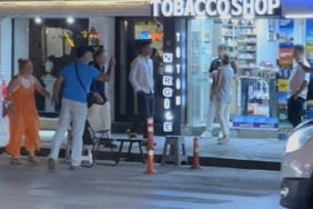 Caddede "Kafanı keserim" diyerek tehdit etti