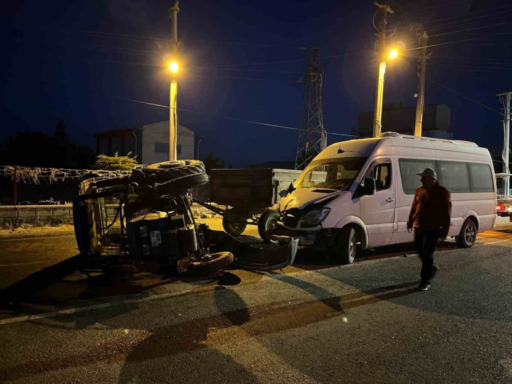 Minibüsle traktör çarpıştı: 6 kişi yaralandı