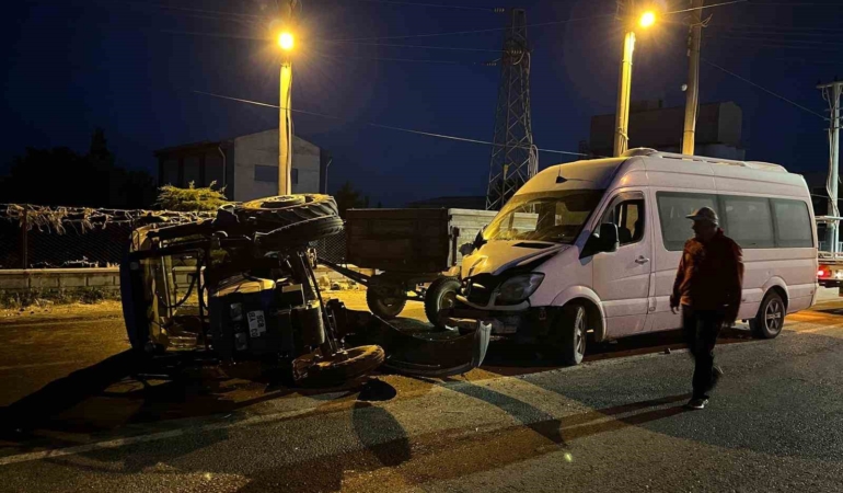 Şuhut’ta minibüsle traktör çarpıştı: 6 kişi yaralandı
