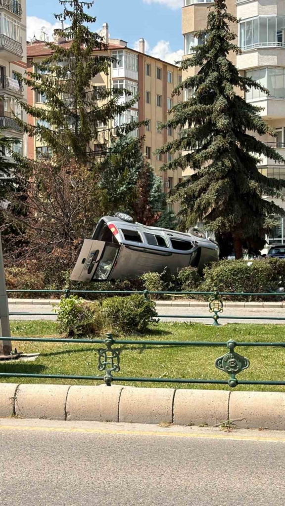 Eskişehir’de araç, çarptığı ağacı devirip takla attı