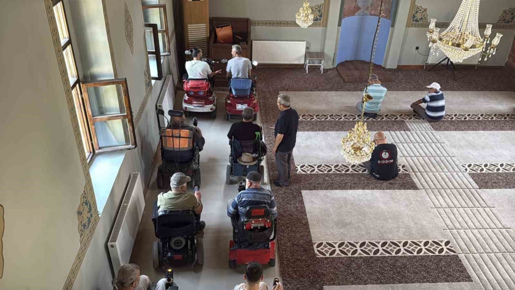 Asırlık cami 17 yıldır ibadetin önündeki "engelleri" kaldırıyor