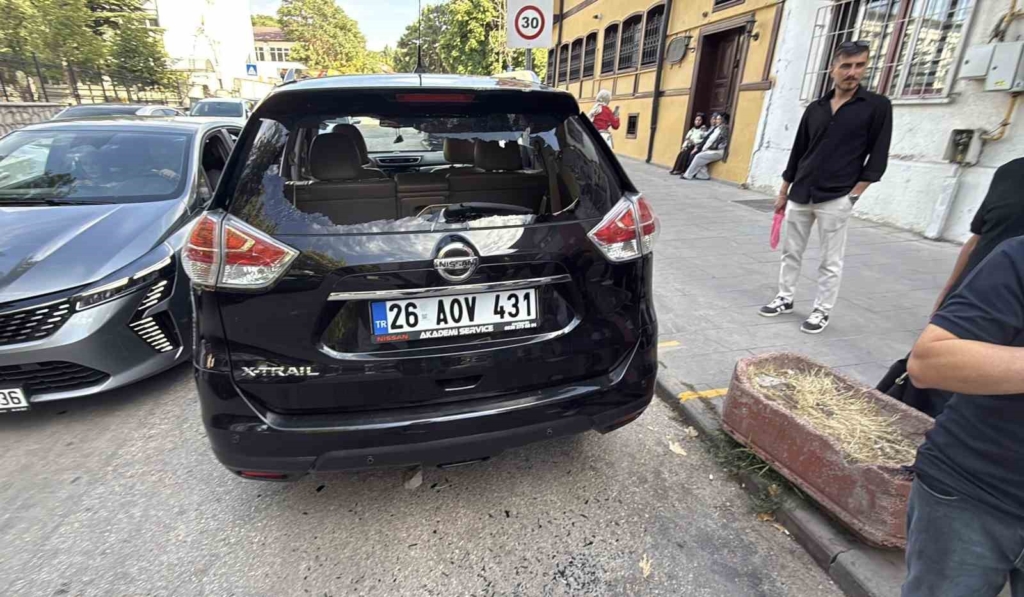 Eskişehir’de trafikte yol verme kavgası: Taşla camını kırdıkları aracın sürücüsünü darbettiler
