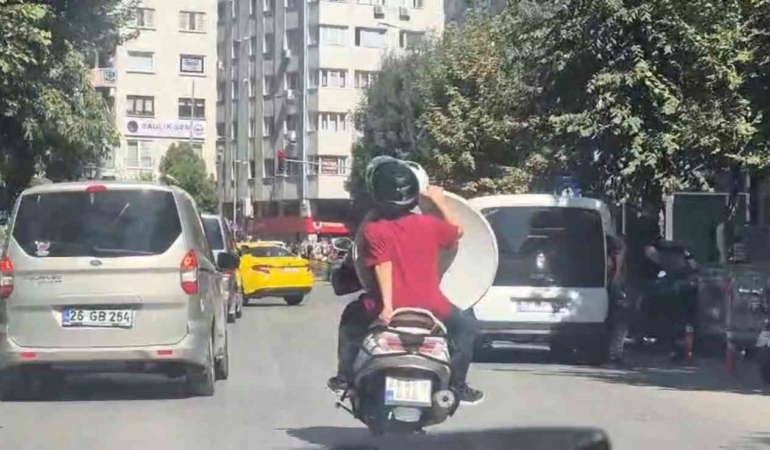 Eskişehir’de motosikletle tehlikeli çanak anten taşımacılığı