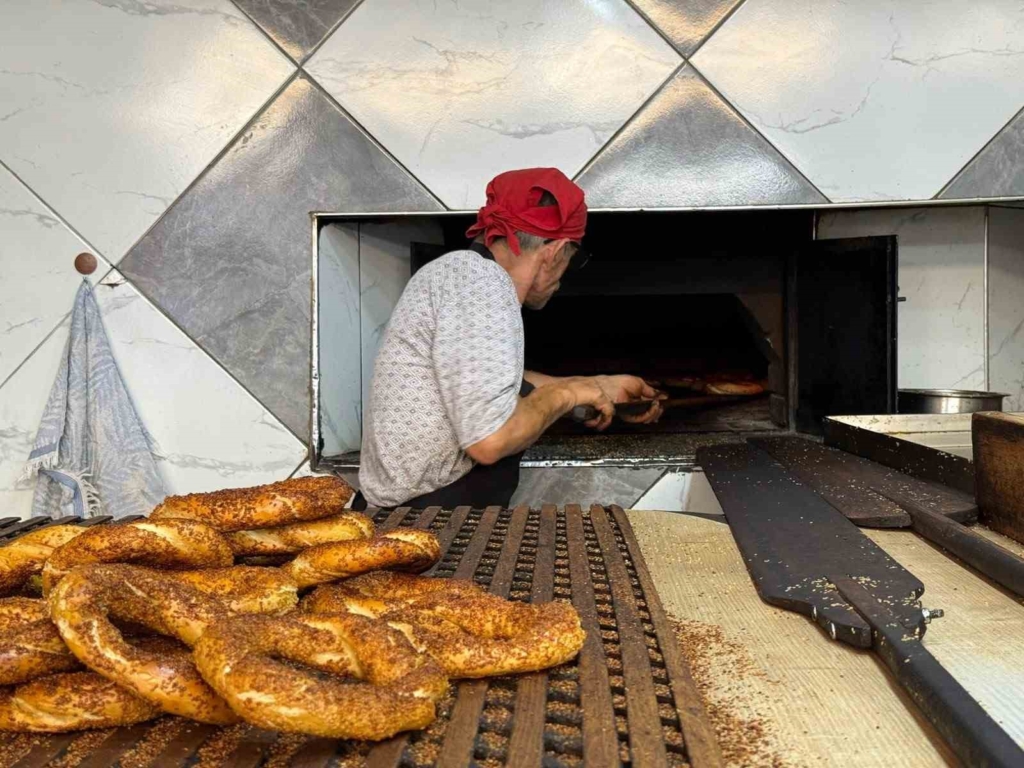 Eskişehir’de soyadıyla mesleği özdeşleşen simit ustası