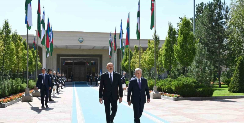 Azerbaycan Cumhurbaşkanı Aliyev, Özbekistan Devlet Başkanı Mirziyoyev ile bir araya geldi