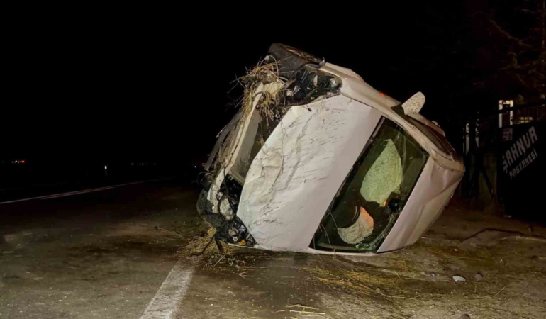 Bolvadin’de çiftlik duvarına çarpıp devrilen otomobilin sürücüsü yaralandı