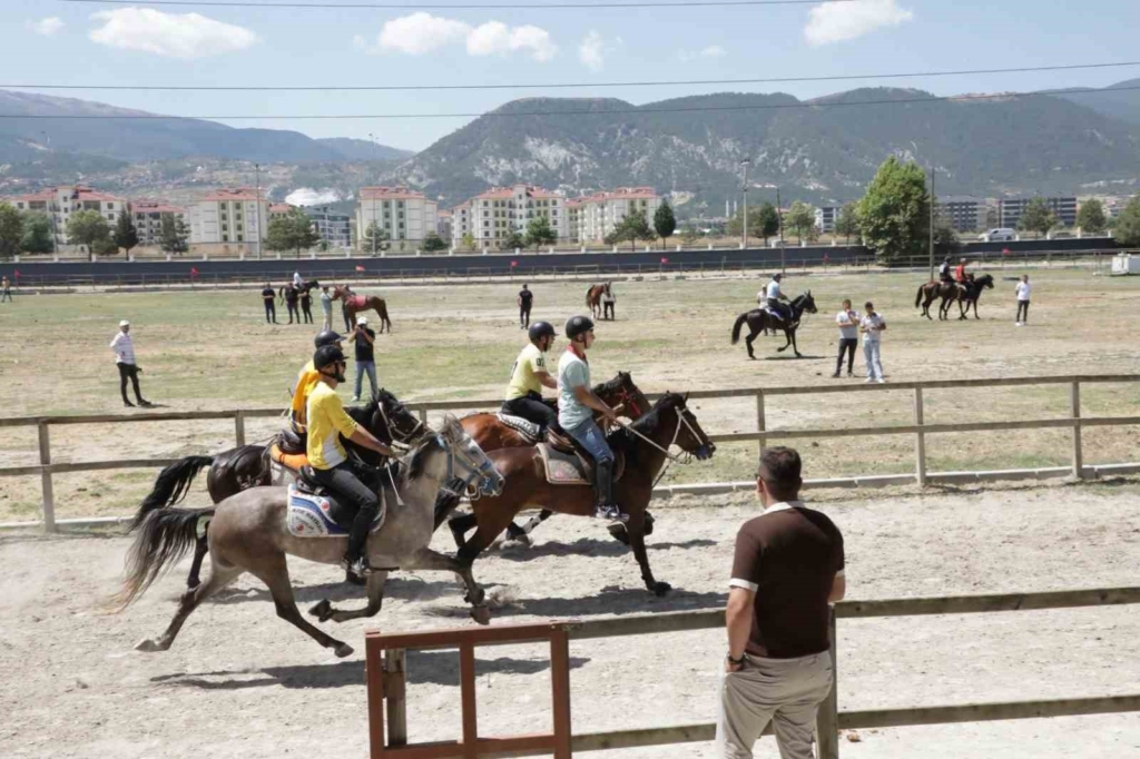Kütahya’da Rahvan At Yarışları nefes kesti: 43 ilden 130’un üzerinde at şampiyonluk için koştu