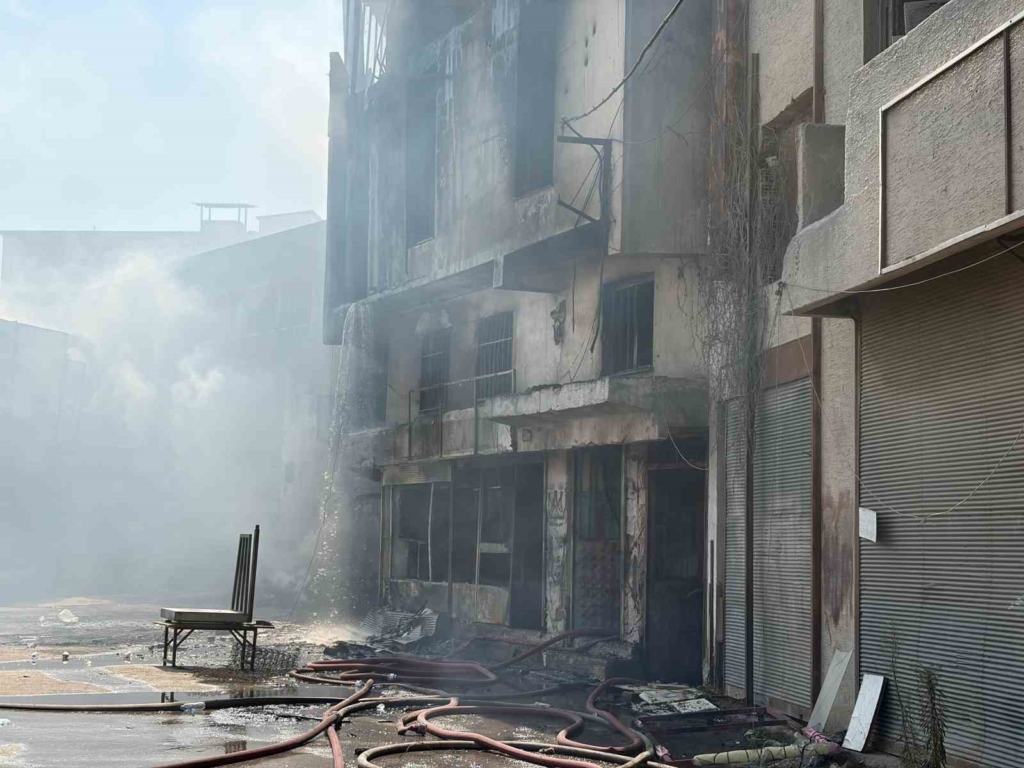İzmir’de sünger deposunda yangın
