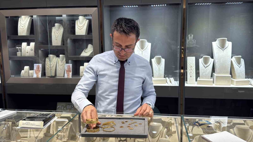 Umre parasını kuyumcunun dikkati sayesinde kurtardı