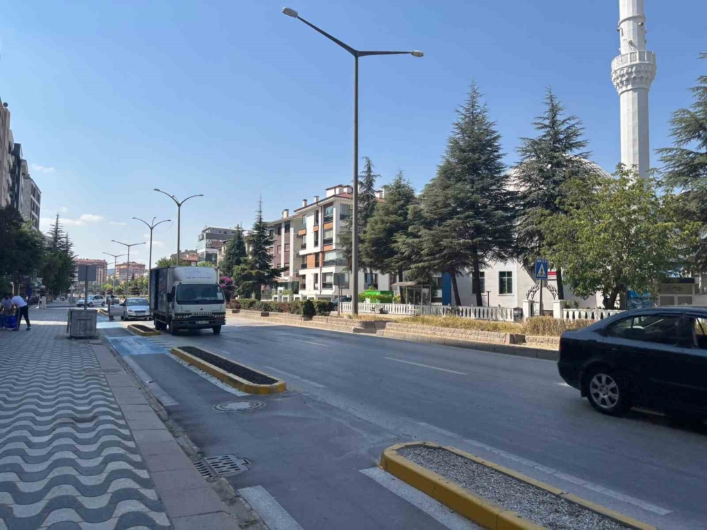 Sürekli kaza olan caddede tedbir alınması isteniyor