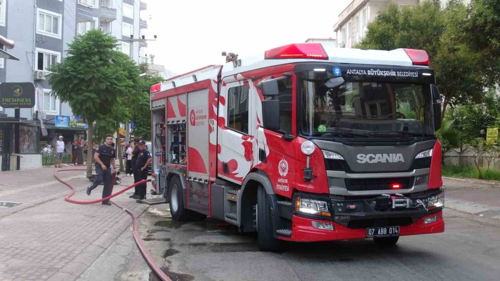 Apartmanda yangın paniği: 5 kişi dumandan etkilendi