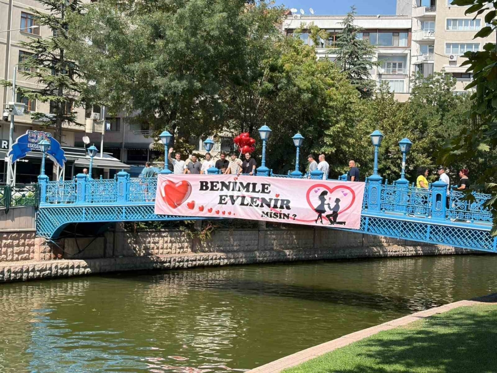 Gondol turunda sürpriz evlilik teklifi