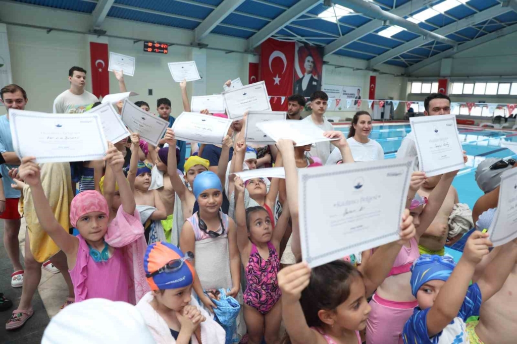 Osmangazi’de geleceğin yüzücüleri sertifikalarını aldı
