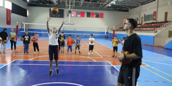 İşitme engelli Koç Fikret Sözen, parkenin yıldızlarını yetiştiriyor