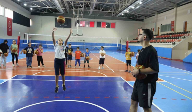 İşitme engelli basketbol antrenörü Fikret Sözen, geleceğin sporcularını yetiştiriyor