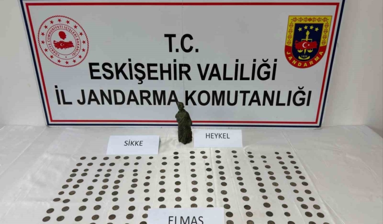 Eskişehir’de tarihi eser operasyonu: 194 bronz sikke ele geçirildi
