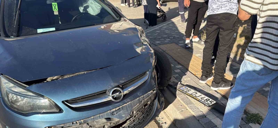 Otomobil ile minibüs çarpıştı: 8 yaralı