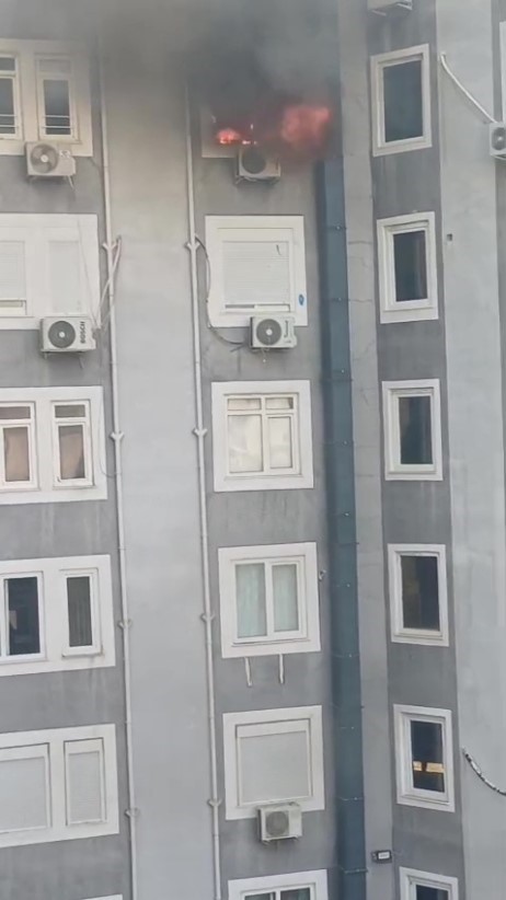 Apartmanda yangın paniği: 5 kişi dumandan etkilendi