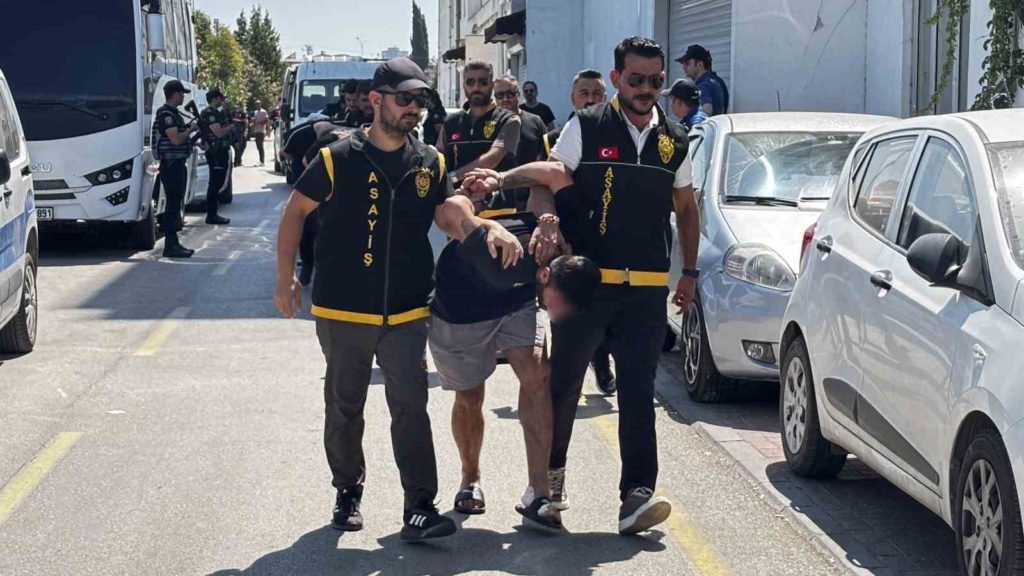 Adana’daki kadın cinayetinde 13 tutuklama: Katil zanlısı İstanbul’da petshopta yakalandı
